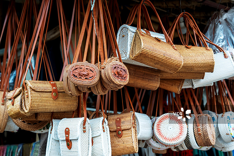 乌布艺术市场的各种尺寸和风格的巴厘岛手工包图片素材