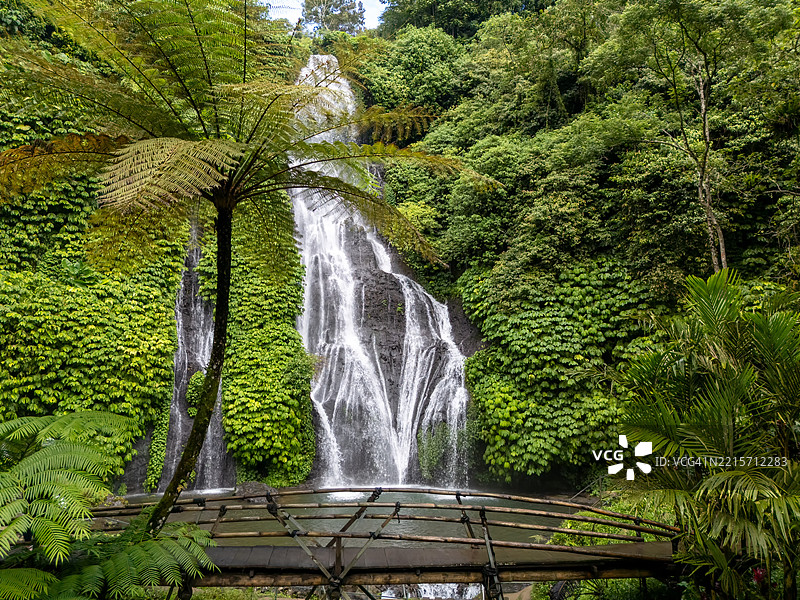 巴厘岛布勒伦的巴纽马拉双瀑布景观图片素材