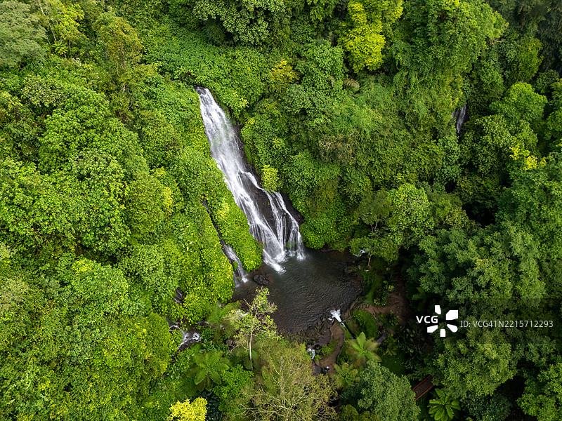 巴厘岛布勒伦的巴纽马拉双瀑布鸟瞰图图片素材