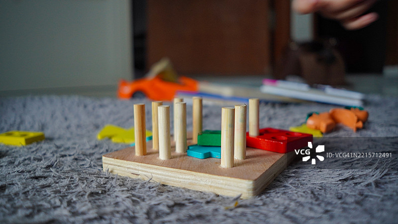 幼儿在玩教育玩具图片素材