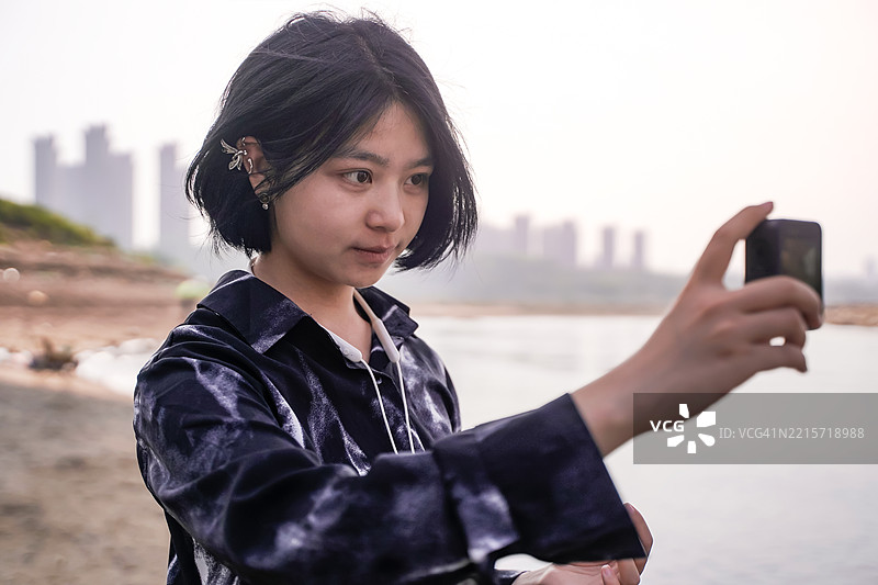 女孩正在自拍图片素材