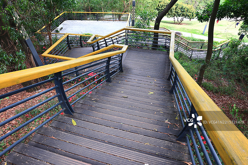 公园里的木制楼梯图片素材