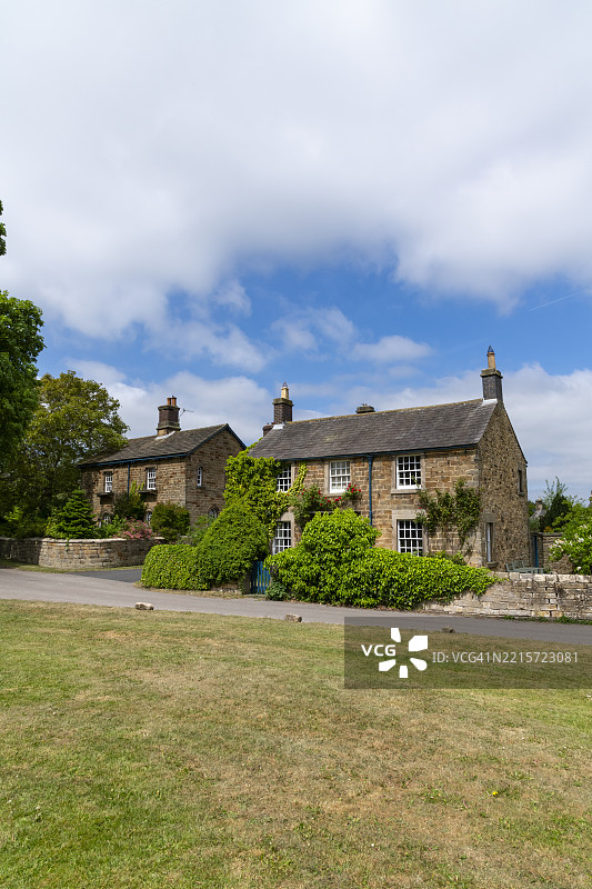 英格兰皮尔斯利村绿地上的小屋图片素材