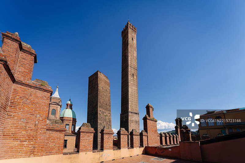 博洛尼亚标志性的双塔，阿西内利塔和加里森达塔图片素材