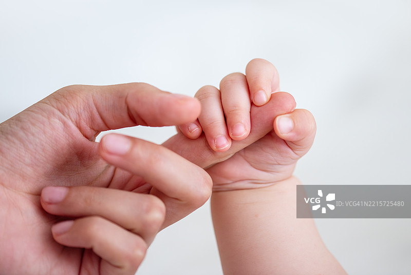 小宝宝握着妈妈的手指图片素材