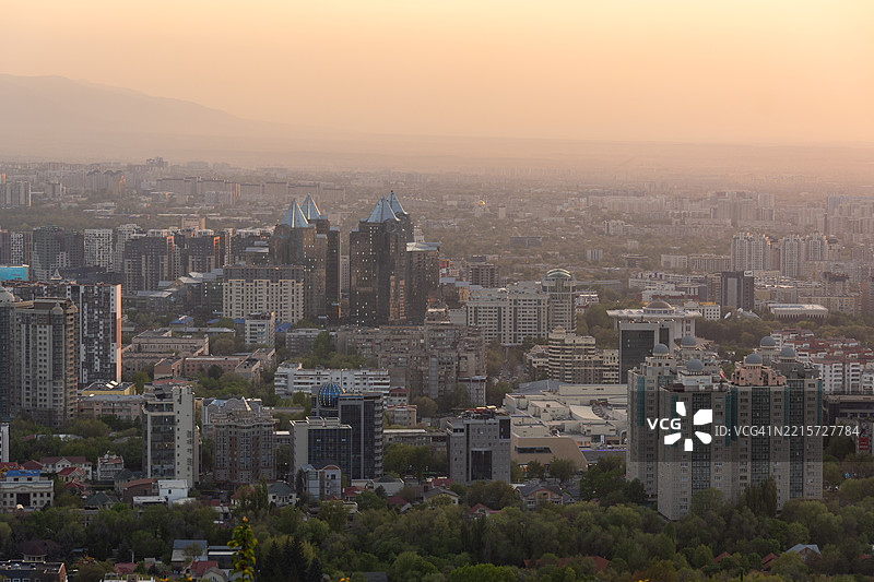 哈萨克斯坦阿拉木图市的日落图片素材