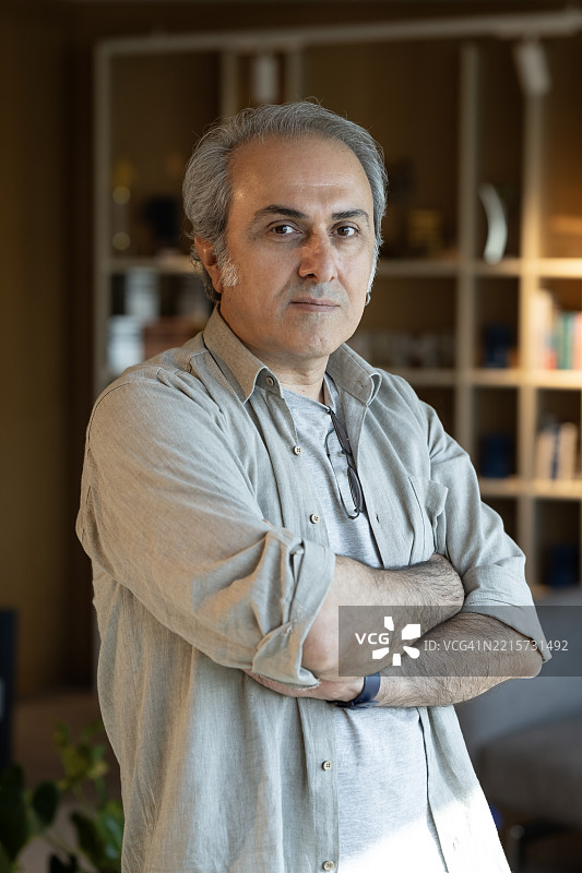 自信的商人在现代办公室里图片素材