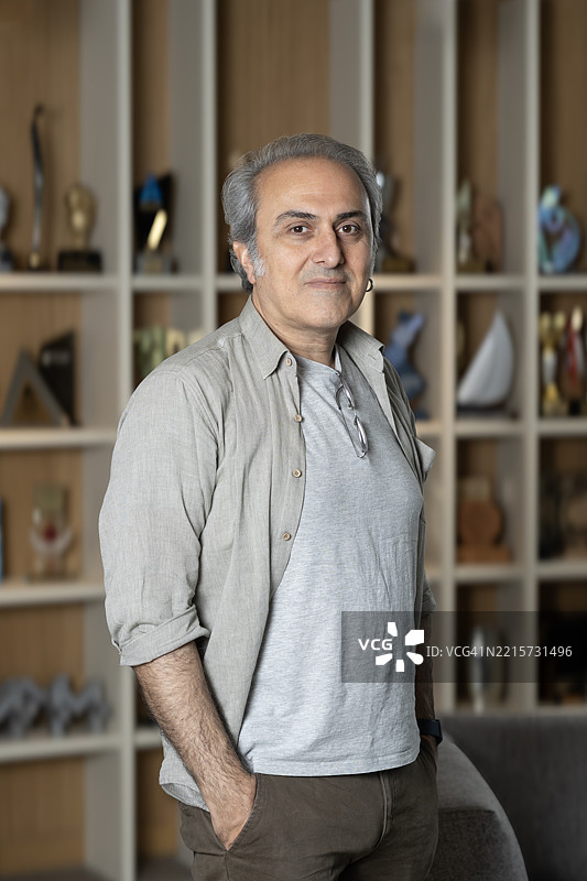 自信的商人在现代办公室里图片素材