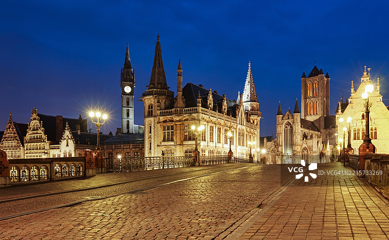 比利时根特的中世纪建筑与夜晚城市灯光图片素材