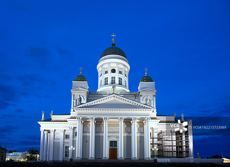 宏伟的赫尔辛基大教堂(Helsingin tuomiokirkko)位于芬兰乌西马地区的参议院广场,黄昏时分灯光璀璨。图片素材