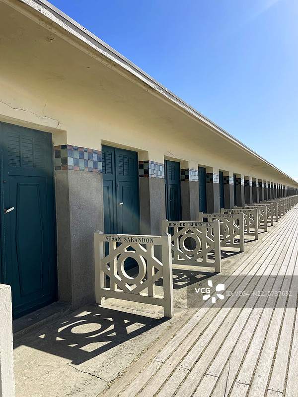 法国多维尔海滩小屋图片素材