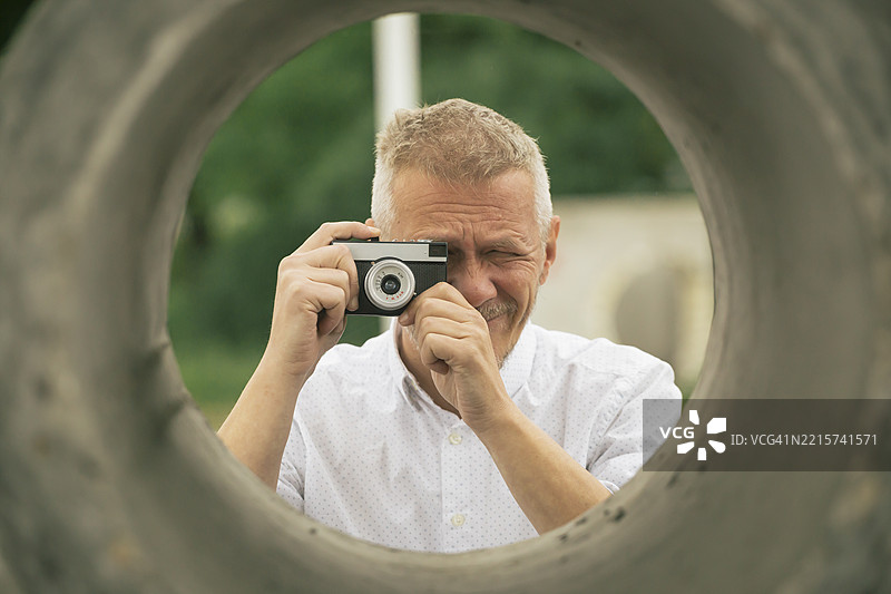 使用胶卷相机拍照图片素材