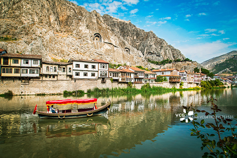 土耳其阿马斯亚市及叶希尔尔马克河的景观。图片素材
