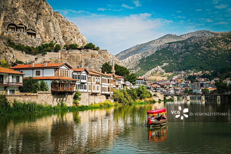 土耳其阿马斯亚市及叶希尔尔马克河的景观。图片素材