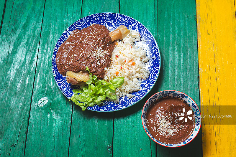 墨西哥鸡肉配米饭和波布拉诺酱图片素材