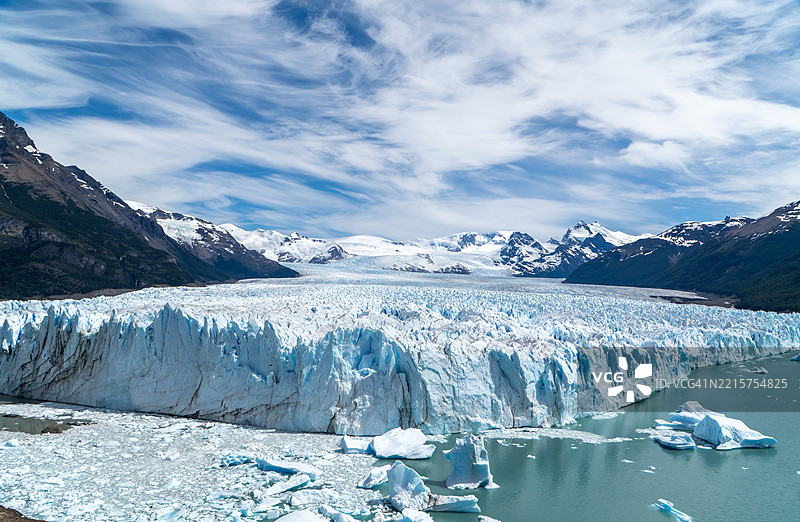 佩里托·莫雷诺冰川位于阿根廷的洛斯冰川国家公园，被誉为圣克鲁斯地区的主要旅游景点。图片素材