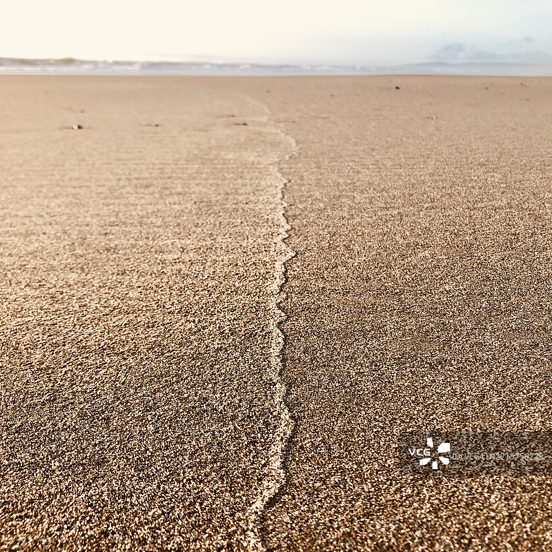 俄勒冈海岸沙滩上的盐线图片素材