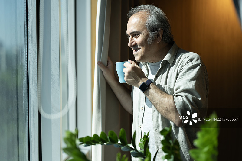 一个男人从他的房子里向外看图片素材