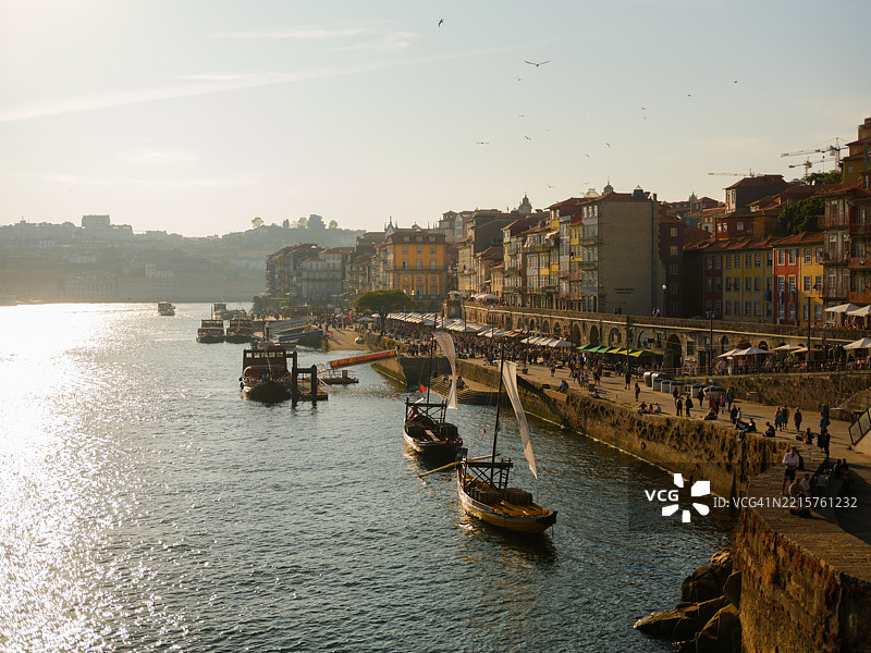 葡萄牙波尔图城市景观背景下的船只图片素材