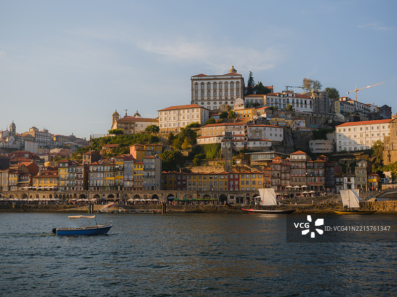 葡萄牙波尔图城市景观背景下的船只图片素材