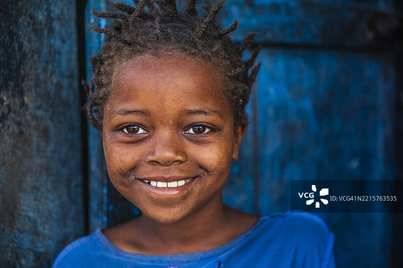 埃塞俄比亚金卡附近村庄中的年轻非洲女孩肖像图片素材