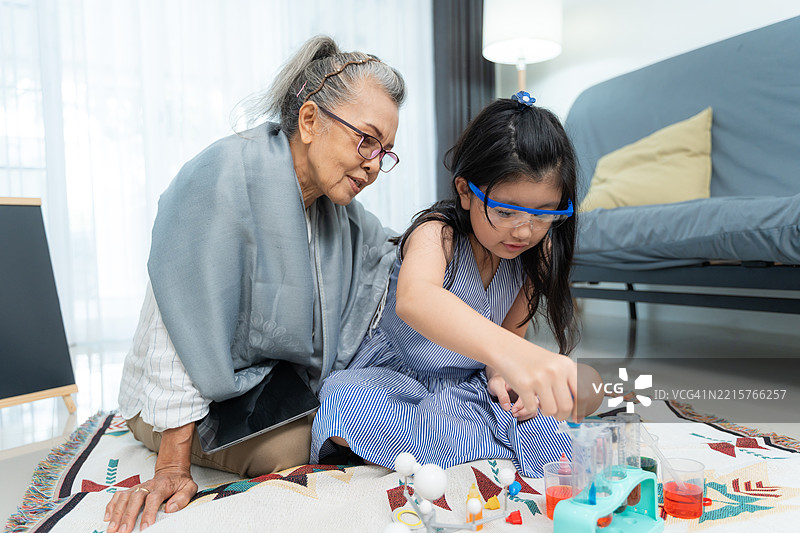 孙子在家与祖母一起学习化学实验图片素材