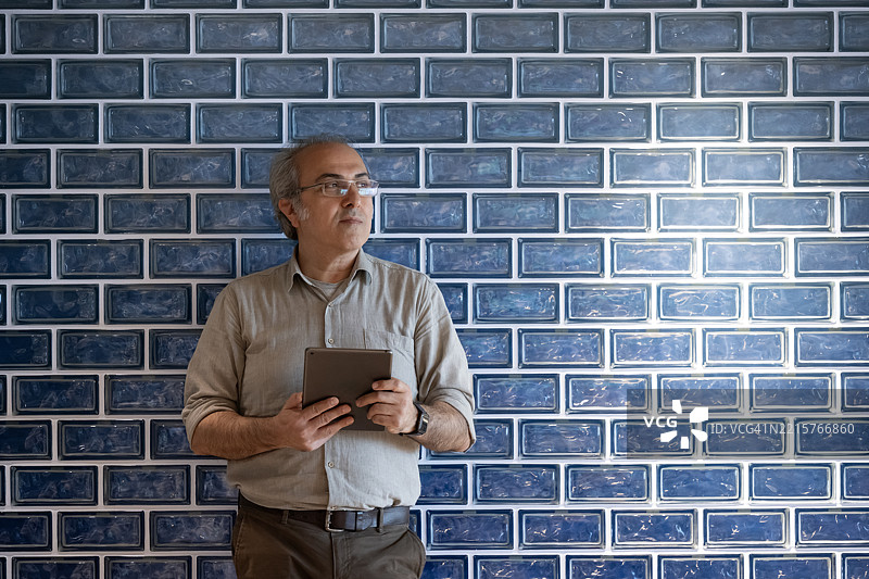 办公室大楼中的商人图片素材