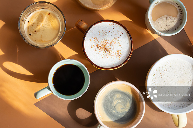 不同呈现方式的早晨咖啡，背景为橙色和陶土色。各种咖啡饮品。图片素材