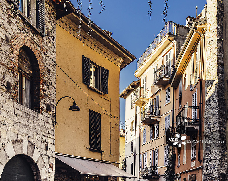 意大利梅纳焦镇历史中心的狭窄小巷，五彩斑斓的建筑图片素材