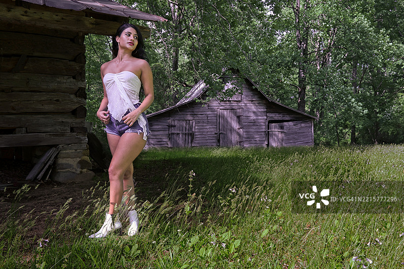 乡村环境中的印度女性与旧谷仓图片素材