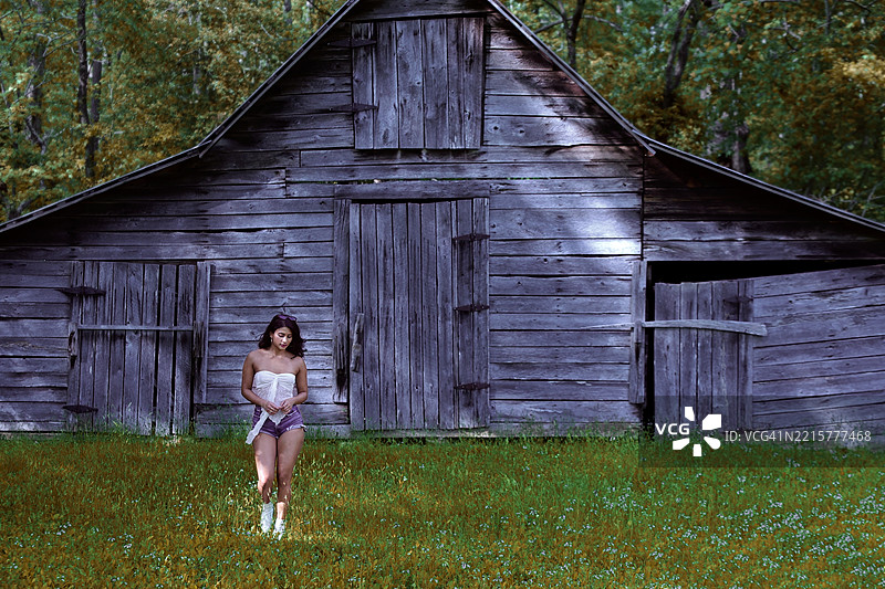 乡村老谷仓旁的印度女性图片素材
