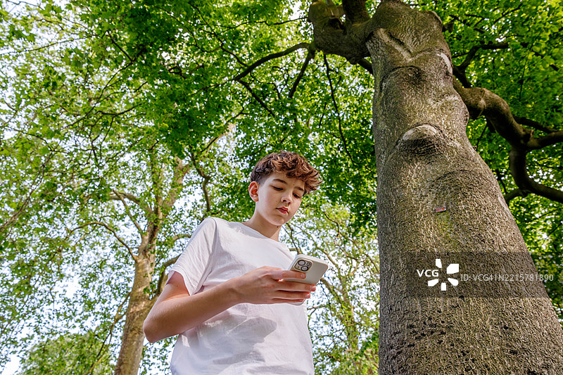 户外使用手机的青少年图片素材