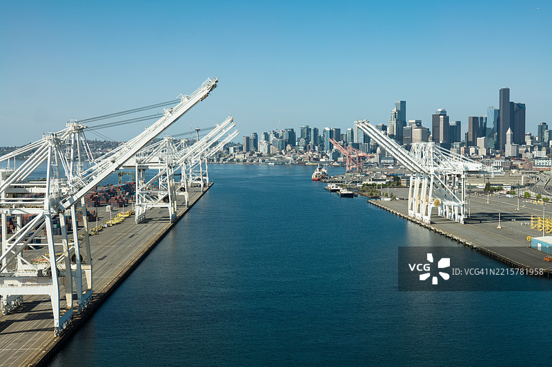 西雅图市中心南部空集装箱码头的起重机 - 航拍图片素材