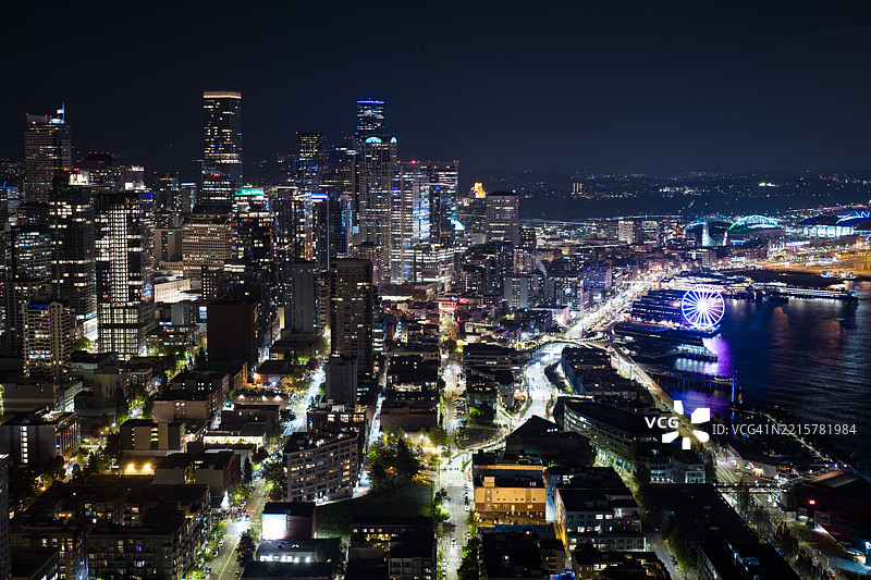 从无人机视角向南拍摄的西雅图市中心夜景灯光图片素材