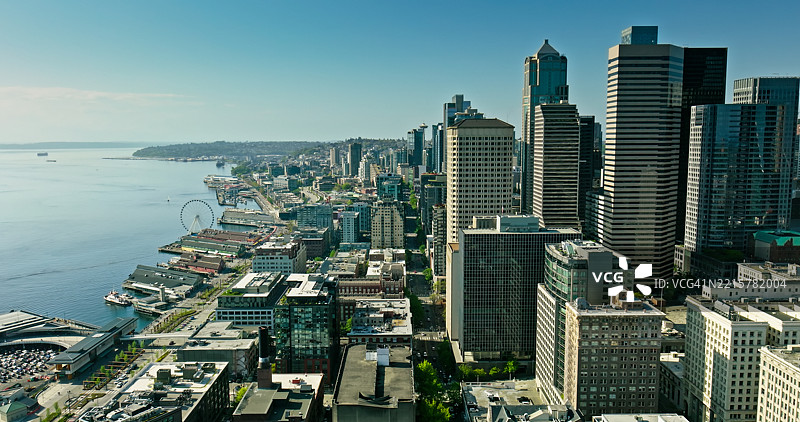 俯瞰西雅图的海滨公园和市中心摩天大楼的北向视角图片素材