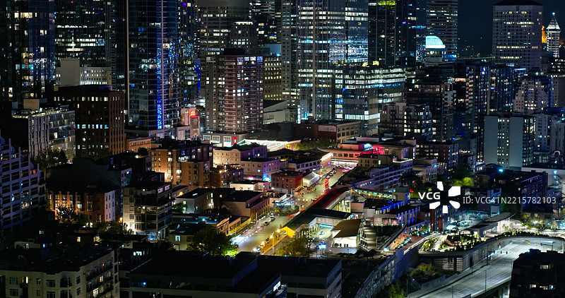 俯瞰西雅图市中心夜晚灯火辉煌的城市航拍景象图片素材