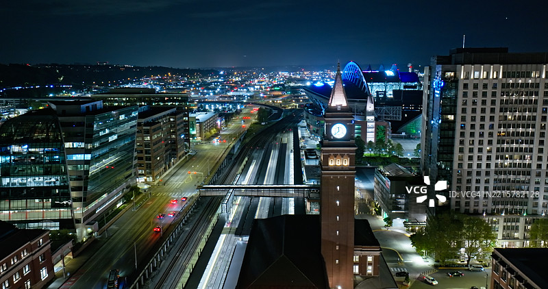 夜间西雅图国王街车站及其铁路轨道的鸟瞰图图片素材