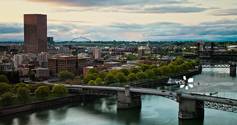 从无人机视角俯瞰俄勒冈州波特兰及莫里森大桥 - 黄昏时分图片素材