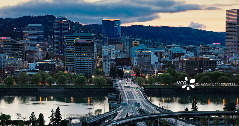 黄昏时分俯瞰莫里森大桥和威拉米特河图片素材