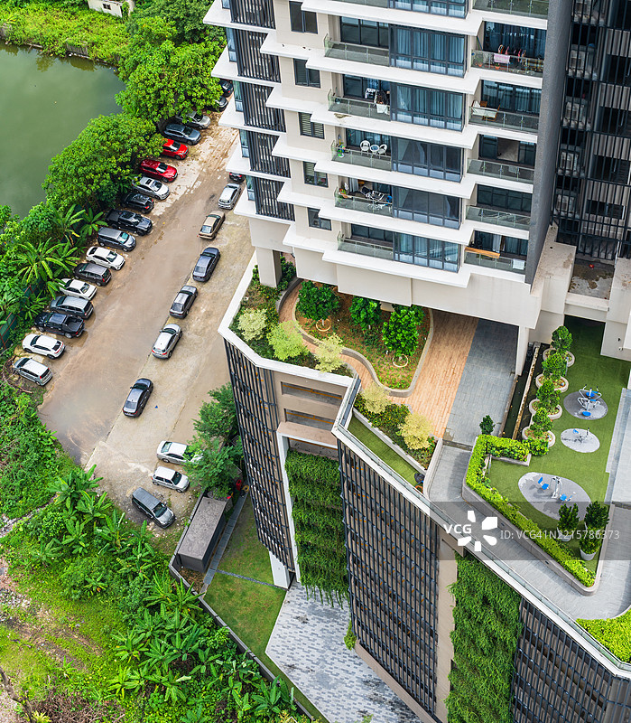 带停车场的住宅高层建筑。图片素材