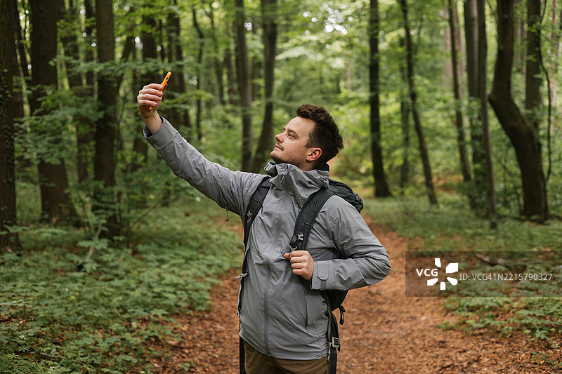 男人在大自然中自拍图片素材