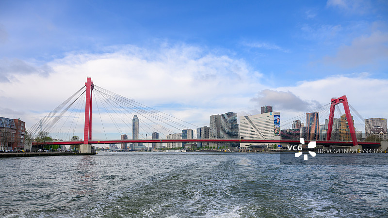 威廉斯桥，一座横跨鹿特丹新马斯河的悬索桥，蓝天之下。图片素材