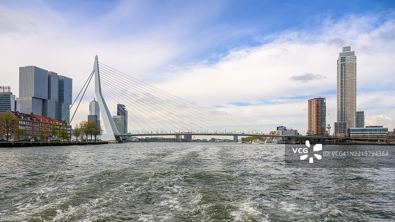 埃拉斯穆斯桥，一座横跨鹿特丹新马斯河的悬索桥，映衬在阴云密布的蓝天之下图片素材