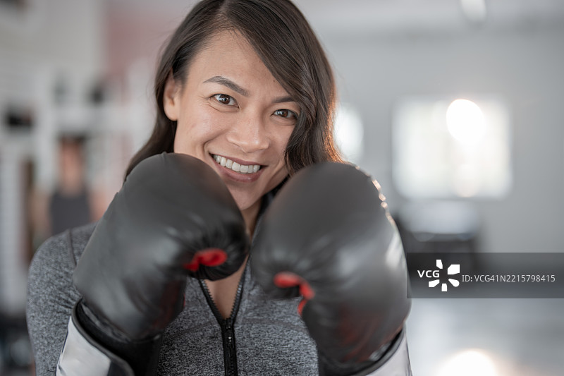 自信的女性在自卫课程中练习拳击技巧图片素材