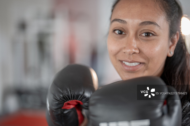 自信的女性在自卫课程中练习拳击技巧图片素材