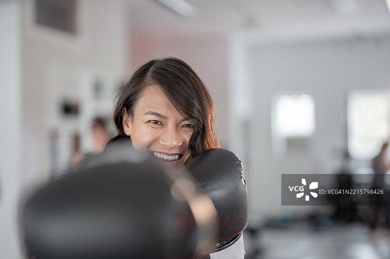 女性在自卫课程中练习拳击技巧图片素材