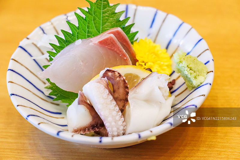 生鱼片开胃菜。甘鲹和真海参。图片素材