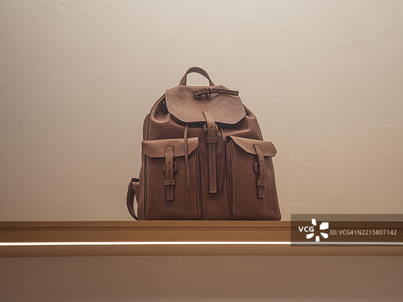 展示的皮革背包图片素材