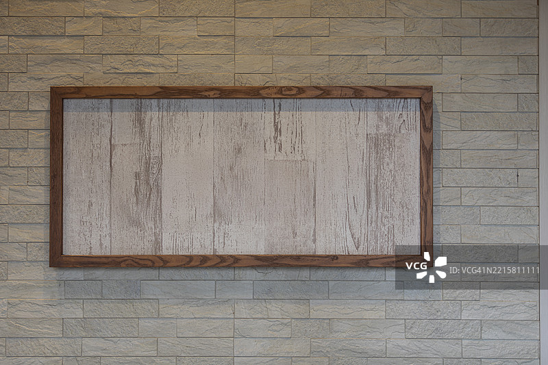 纹理墙上的空白框架模板图片素材