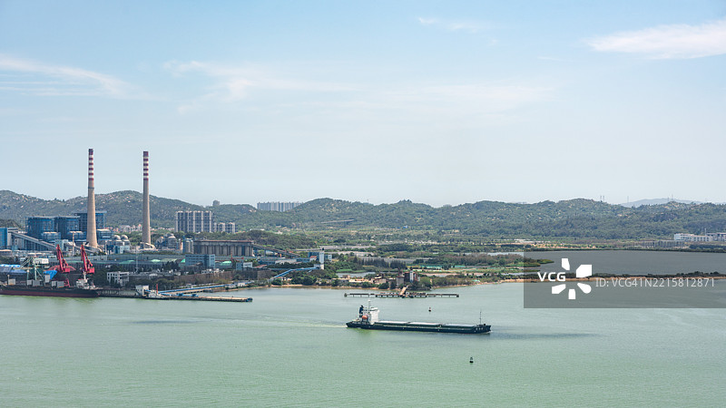 海洋风景；船；桥图片素材